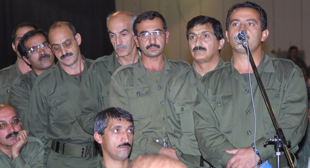 مجاهدین گناهکار در صف انتظار پاک شدن از گناهان. شرمندگی و حقارت و گردن شکستگی را در تک تک آنها میتوان دید. محمد حیاتی با سابقه همردیف حنیف نژآد در صدر گناهکاران!!! نفر